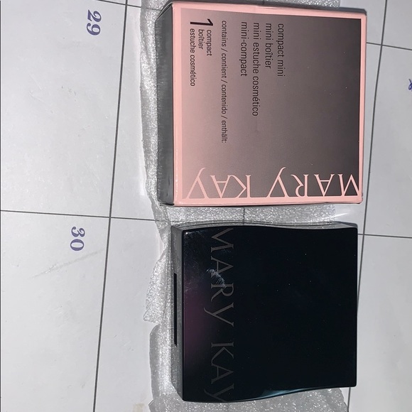 Mary Kay mini compact holder. - Picture 1 of 1